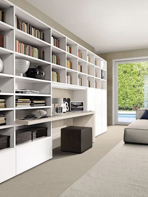 Estos son los mejores recursos para organizar y ordenar la biblioteca | Para Ti Bookshelf Styling Living Room, Home Decor Ideas Living Room Apartment, Bookshelves In Living Room, Dinning Room Design, Bookcase Design, Home Library Design, Bookshelf Design, Home Libraries, Interior Deco