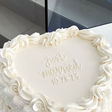 Mumu Weddings on Instagram: "Part of @bakedbyjulie_ ‘s ‘Just Married’ series 🤍✨ now it’s time for cake…" Just Married Sheet Cake, Wedding Cake Writing, Just Married Party, Just Married Wedding Cake, One Tier Wedding Cake, Just Married Cake, Elopement Cake, One Tier Cake, Circle Cake