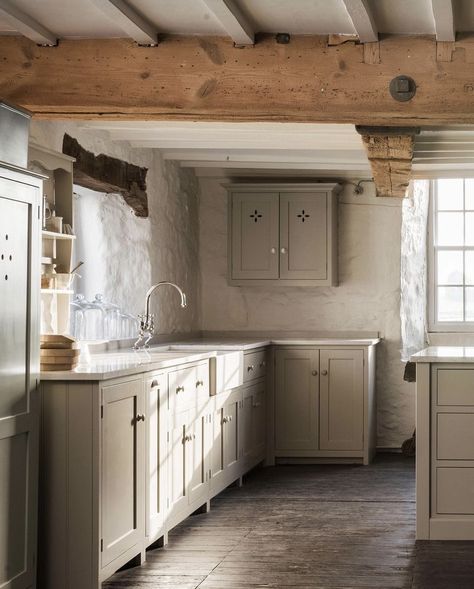 Low Ceiling Cottage, Redoing Kitchen, Classic English Kitchen, Country Cottage Kitchen, Barn Kitchen, Devol Kitchens, Country Kitchen Designs, English Kitchen, English Kitchens