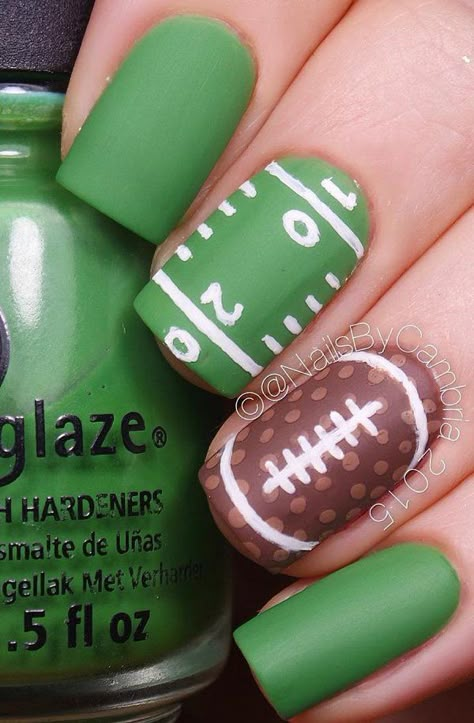 Green is a color for fields. And if the fields you are thinking of are football fields, it still counts. Here’s a matte football design for fans out there. Super Bowl Nails, Nail Art Vert, Football Nail Designs, Football Nail Art, Sports Nails, Football Nails, Nails Manicures, Green Nail Art, Green Nail