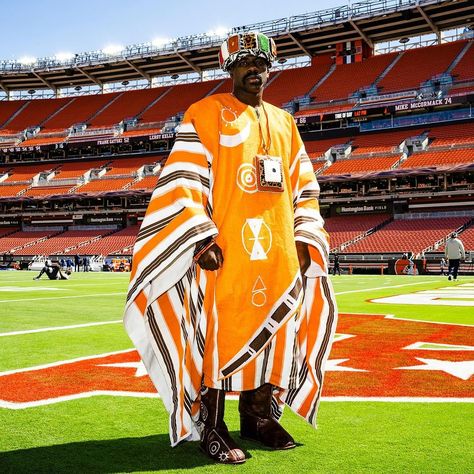 Jeremiah Owusu-Koramoah ( @owu3.0 ), Cleveland Browns linebacker, knows how to turn heads on game days, rocking his African-inspired outfits with serious style. Whether it’s a bold agbada or intricate beadwork, his looks show off his heritage and make a statement both on and off the field. Looks Show, Ghana Fashion, Africa Style, Nfl Season, Africa Fashion, Traditional Attire, Cleveland Browns, How To Turn, African Inspired