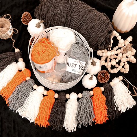 How To Make Yarn Garland, Fall Yarn Tassel Garland, Halloween Yarn Garland Diy, Diy Fall Tassel Garland, Fall Yarn Garland Diy, Diy Fall Decor With Yarn, Diy Halloween Yarn Crafts, Autumn Yarn Crafts, Fall Crafts Garland