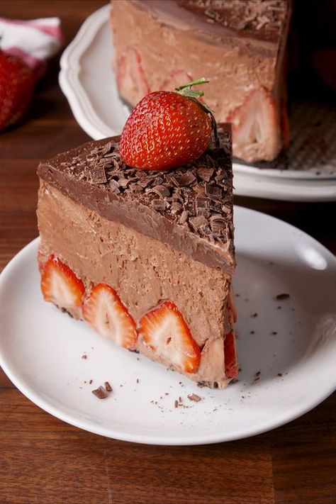 Strawberry Chocolate Mousse, Strawberry Mousse Cake, Chocolate Mousse Cake Recipe, Easy Chocolate Mousse, Mousse Cake Recipe, Strawberry Mousse, Torte Cupcake, Decadent Chocolate Cake, Valentine Desserts