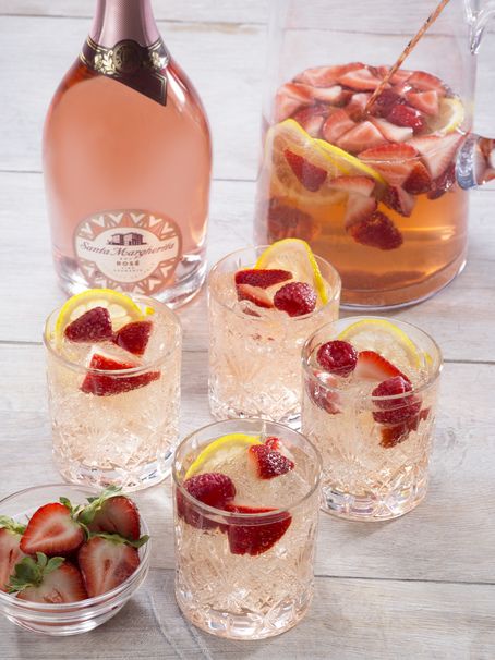 4 Easy To Make Summer Cocktail Recipes From Santa Margherita Sparkling Punch, Fruity Mixed Drinks, Trendy Recipes, Fruity Alcohol Drinks, Spring Cocktails Recipes, Cocktail Recipes Whiskey, Signature Cocktails Wedding, Birthday Cocktails, Wedding Signature Drinks