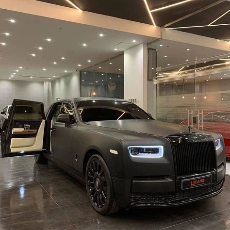 Rolls Royce Black, Wallpaper Hippie, Rolls Royce Motor Cars, Luxury Cars Rolls Royce, Top Luxury Cars, Luxury Car Interior, Luxurious Cars, Lux Cars, Pagani Huayra