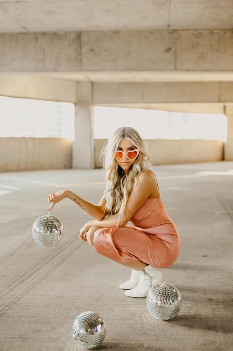 Disco Photoshoot, Cowgirl Photoshoot, Rooftop Photoshoot, Senior Photoshoot Poses, Unique Senior Pictures, Valentine Photo Shoot, Senior Photography Poses, 21st Birthday Photoshoot, Senior Photo Poses