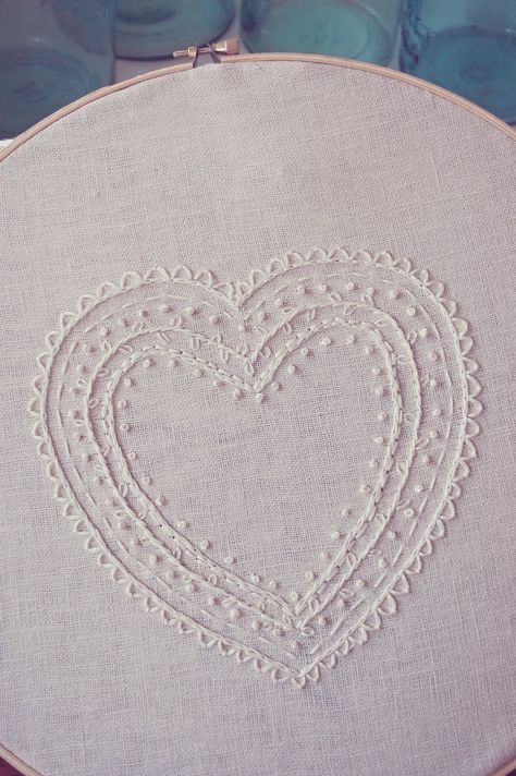 Embroidered Heart How-To Candlewicking Embroidery, Embroidery Hearts, Diy Broderie, Embroidered Heart, 자수 디자인, Crewel Embroidery, Embroidery Hoop Art, White Embroidery, Embroidery Inspiration