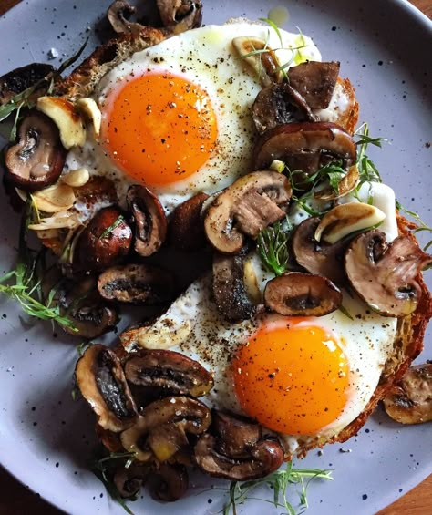 Mushrooms On Toast, Mushroom Breakfast, Eggs And Mushrooms, Mushroom Toast, Fried Mushrooms, Fried Eggs, On Toast, Breakfast Cake, Food Inspo