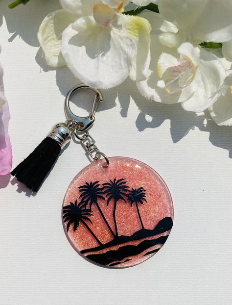 Acrylic Resin Keychain Ideas, Uv Resin Acrylic Keychain Diy, Acrylic Keychain Painting, Epoxy Key Chains, Round Resin Keychain Ideas, Cricut Round Keychain Ideas, Resin Acrylic Keychain, Keychain Acrylic Design, Acrylic Rounds Ideas