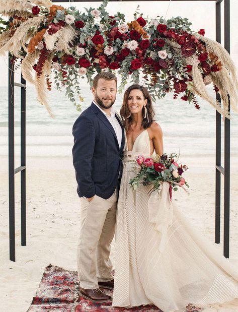 Red Pampas Grass Wedding, Burgundy Beach Wedding Ideas, Winter Beach Wedding Ideas, Burgundy Pampas Grass Wedding, Pampas Grass Winter Wedding, Boho Beach Wedding Flowers, Wedding With Pampas, Bodas Boho Chic, Bohemian Beach Wedding