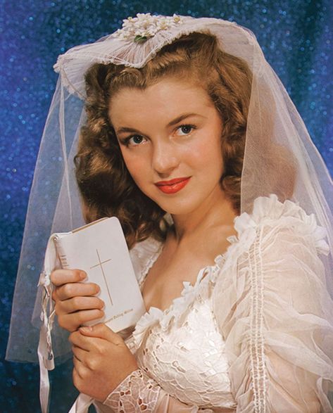 46 Rare Marilyn Monroe Photos Reveal Her Life Before She Was Famous Marilyn Monroe Wedding, Style Icons Inspiration, Young Marilyn Monroe, Rare Marilyn Monroe, Tony Curtis, Marilyn Monroe Photos, Norma Jean, Norma Jeane, Vintage Bride