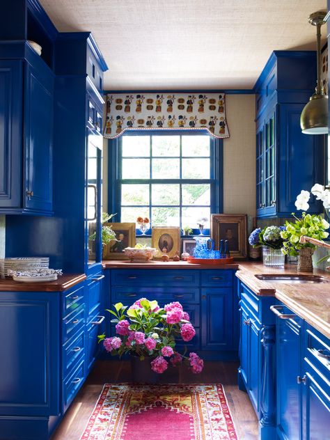 It’s time to spice up your cook space. Vibrant cobalt cabinetry turns this petit butler’s pantry into the colorful pièce de résistance within this Ruthie Sommers-designed Rhode Island retreat. Cobalt Blue Kitchens, Kitchen Open Concept, Blue Kitchen Cabinets, Kitchen Paint Colors, Blue Cabinets, Classic Kitchen, Blue Kitchen, घर की सजावट, Blue Kitchens