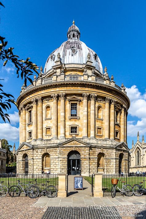 25 Best Cities in England - Beautiful Cities You Should Visit in England Beautiful Buildings Photography, Radcliffe Camera Interior, Cool Buildings Architecture, Building Photography Architecture, Beautiful Buildings Architecture, Famous Buildings Architecture, Library Oxford, Uk Architecture, Radcliffe Camera