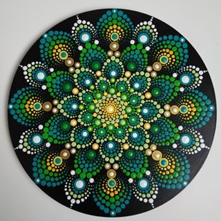 Eglantine mandala and rocks (@eglantine_mandala_and_rocks) • Instagram photos and videos Green Mandala Dot Art, Green Dot Mandala, Green Mandala Art, Mandala On Wood, Green Mandala, Christmas Mandala, Mandala Painted Rocks, Mandala Rock Art, Mandala Canvas