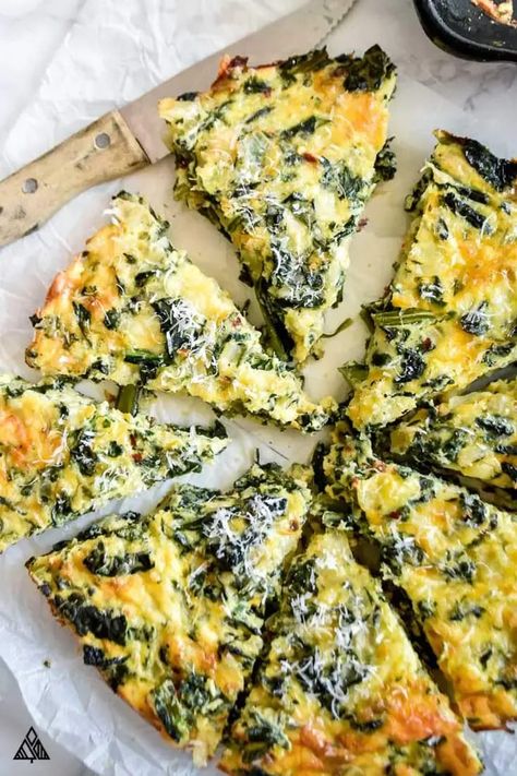 top view of crustless spinach quiche slices Crustless Spinach Quiche, Spinach Quiche Recipes, Quiche Recipes Easy, Low Carb Low Fat Recipes, Breakfast Low Carb, Spinach Quiche, Cheese Quiche, Boiled Egg Diet Plan, Boiled Egg Diet