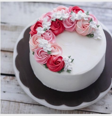 Bake With Love 사랑으로 베이킹 on Instagram: “2D rosette half wreath buttercream cake.” Feminine Cake Ideas, Cake With Roses On Top, Red Rose Cake Design, Red Rosette Cake, White Simple Cake, Rose Design Cake, Red Flower Cake, Red White Cake, Cake Cream Decoration