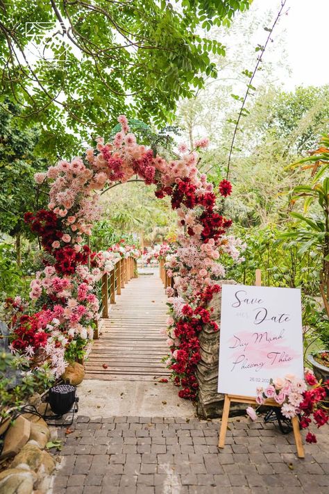 Bright Pink Wedding, Magenta Wedding, Floral Arch Wedding, Red Wedding Theme, Red Wedding Flowers, Pink Wedding Theme, Wedding Arch Flowers, Red And Pink Roses, Wedding Entrance