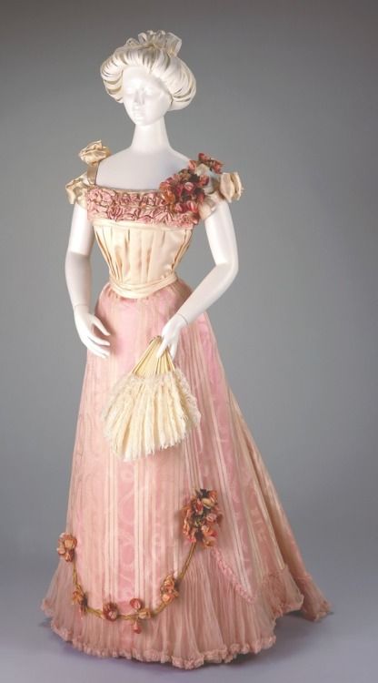 Evening Dress: Bodice and Skirt. Designer/ Maker: Mary Donegan (American, active 1880-1895); Katherine Willging (American, active 1889-1897) Date: 1898-1901 Place of origin: Cincinnati, Ohio, United States Medium: Silk Source: cincinnatiartmuseum.org Istoria Modei, Old Dress, Victorian Era Fashion, 1890s Fashion, Silk Evening Dress, Century Dress, 파티 드레스, Look Retro, 19th Century Fashion