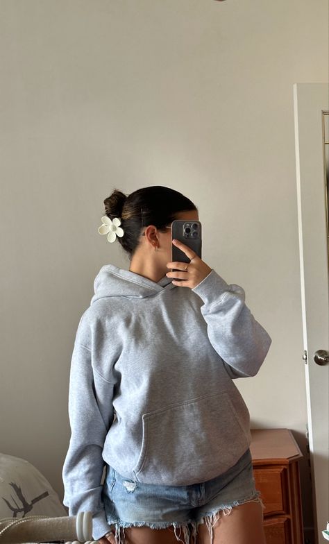 #ootd #hoodie #shorts #clip #hairstyles #aritzia #zara #fashion #outfits #ideas #clean Oversized Hoodie Outfit Shorts, Shorts Hoodie Outfit, Shorts And Hoodie Outfit, Hoodie And Shorts Outfit, Monica Outfits, Plain Grey Hoodie, Shorts And Hoodie, Gray Hoodie Outfit, Aritzia Hoodie