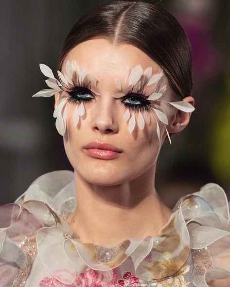 54.7k Likes, 1,007 Comments - The Catwalk Italia - TCI (@thecatwalkitalia) on Instagram: “#Valentino make-up 👍🏼or👎🏼?” Fashion Runway Makeup, Runway Makeup Looks, Makeup Runway, Editorial Make-up, Catwalk Makeup, Feather Eyelashes, Fantasy Make-up, Fashion Show Makeup, Show Makeup