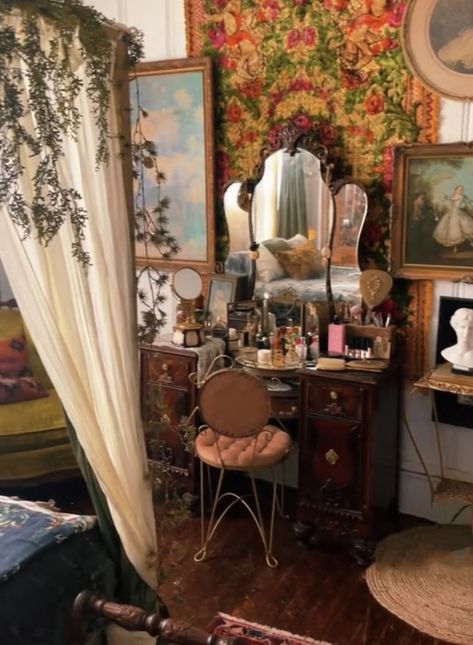 Vintage Victorian Bedroom, Victorian Bedroom, Deco Studio, Eclectic Bedroom, Bedroom Vanity, Dreamy Room, Dream Room Inspiration, Cute Room Decor, Vintage Victorian