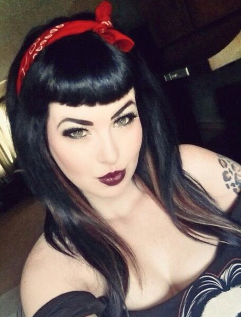 Bettie Page Lookalike Moda Pin Up, Betty Bangs, Mode Rockabilly, Rockabilly Mode, Moda Pinup, Pin Up Looks, Pin Up Vintage, Rockabilly Girl, Rockabilly Hair