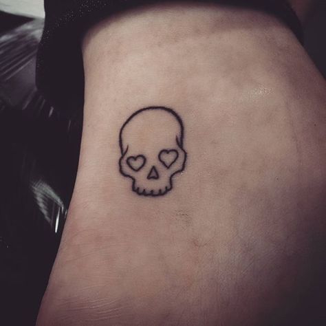 Cute skull! #cuteskulltattoo #SkullTattoo #Tattoo #CuteTattoo #MinimalistTattoo #Skull #Ink #Inked #Work Tiny Skull Tattoos, Small Skull Tattoo, Easy Tattoos, Skull Tattoo Designs, Catrina Tattoo, Shape Tattoo, Inspiration Tattoos, Tattoos Geometric, Disney Tattoo