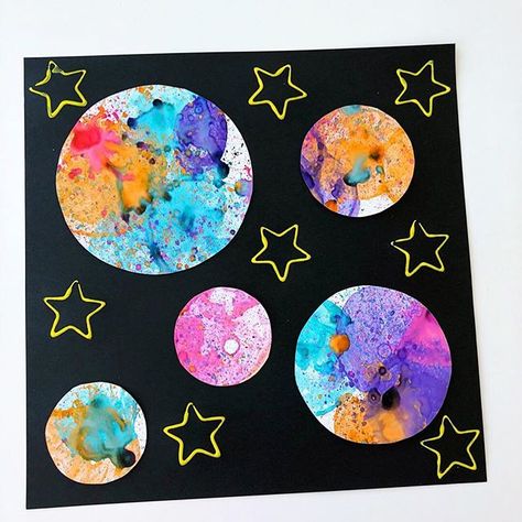 SOOOO in love with how this bubble paint planet art project turned out. It took us 2 days to finish the 3 step process but I have to say it was totally worth it. ⭐️First, we used bubble paint to blow bubbles onto the paper. ⭐️The next day after the paper dried, we cut the planets out and glued them to a large sheet of black paper. ⭐️Last, we made star stamps with yellow paint and a star cookie cutter. . Find more details and our bubble paint recipe here: ➡️bit.ly/PreschoolSpace . Or click the Space Crafts Preschool, Bubble Paint, Space Art Projects, Space Preschool, Space Crafts For Kids, Planet Painting, School Valentines, Planet Art, Sistem Solar