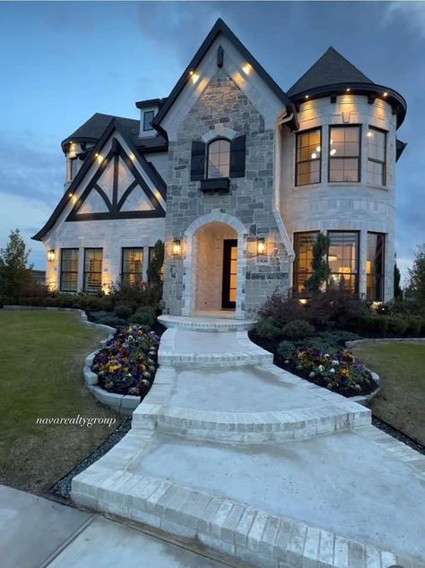 Mansion House Aesthetic, Aesthic House Exterior, House Design Outside Dream Homes, Dream Home Build, Pretty Modern Houses, Houses Medium Size, Future House Goals Dream Homes, 2000s House Exterior, Luxury White House