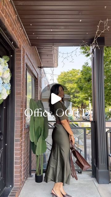 Gabriela Lopez-Castillo☀️ on Instagram: "a little monochrome moment for Friday’s final office fit🌱☺️ 
outfit details: 

top: @hm boat neck Jersey top in khaki green ✨
skirt: old Zara, but an alternative: @uniqlousa “olive satin skirt”✨
belt: @amazon “WHIPPY Women Wide Elastic Waist Belt”✨ 

also linking them in my LTK! ☺️🤍
#officeoutfitinspo #workoutfit #workoutfitideas" Olive Green Outfits For Women, Office Skirt Outfit, Office Skirt, Zara Skirts, Vert Olive, Skirt Belt, Satin Skirt, Green Skirt, Jersey Top