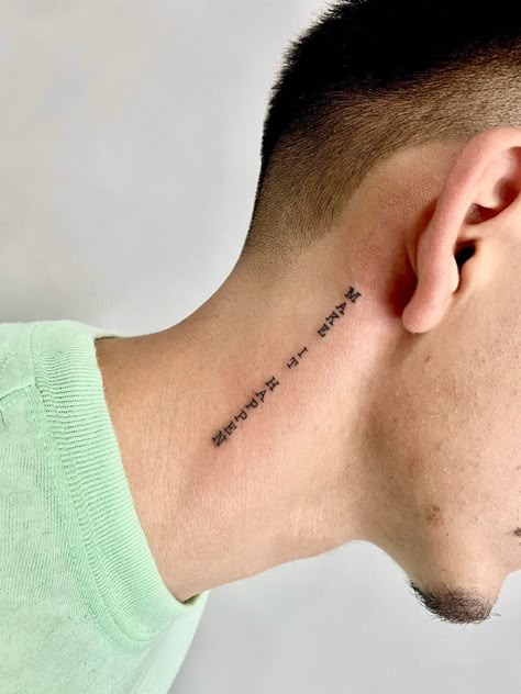 Writing Tattoos For Men, Side Neck Tattoo Writing, Tattoo Neck Men, Word Neck Tattoos, Hals Tattoo Mann, Small Neck Tattoos, Side Neck Tattoo, Pola Tato, Airplane Tattoos