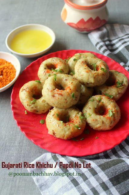 Papdi No Lot Recipe, Papdi No Lot, Khichu Recipe, Desi Breakfast, Steamed Food, Coconut Ladoo, Savory Snack Recipes, Vegetarian Platter, Gujarati Cuisine