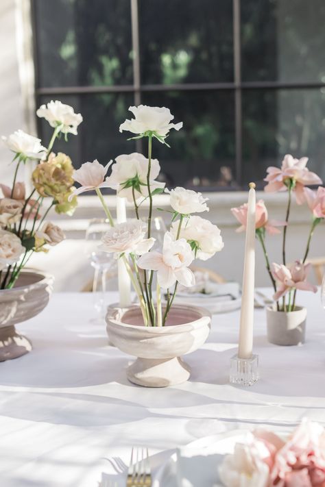 Intentionally designed blooms with room for each stem to have its moment. This table scape designed for Liva & Co. lives in a special place of my heart, with Ikebana inspired linear design juxtaposed with a soft pottery compote. Venue: Private Residence Planner: @liva.and.co Photography: @j.annephotography Videography: @mplacepro Rentals: @rsvppartyrentals Linen: @bbjlatavola Floral @saralunnfloral White Ikebana Wedding, Ikebana Wedding Table, Ikebana Centerpiece Wedding, Floral Frog Arrangement, Ikebana Flower Arrangement Wedding, Airy Floral Arrangements, Spring Ikebana, White Ikebana, Ikebana Wedding