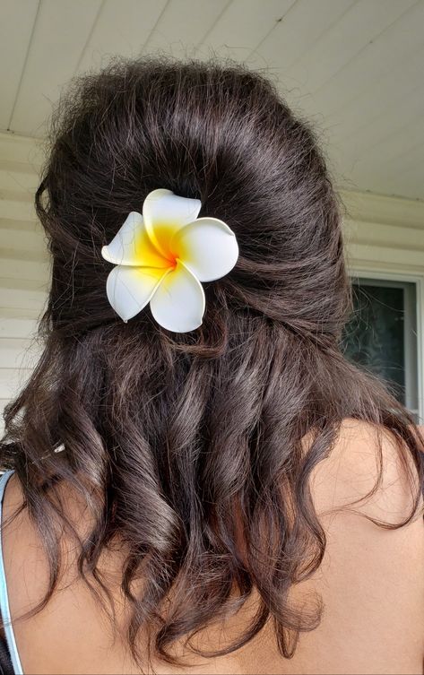 Half up down do with curls and plumeria flower Hawaiian Hairstyle, Hawaii Hair, Hawaiian Hair, Hawaiian Flower Hair, Kids Hairstyles For Wedding, Hawaiian Hairstyles, Half Updo Hairstyles, Y2k Hair, Classic Hair