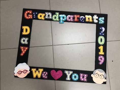 Grandparents’ Day selfie photo frame Grandparents Day Picture Frame Craft, Grandparents Day Selfie Frame, Grandparents Day Photobooth, Grandparents Day Food Ideas, Grandparents Day Picture Ideas, Grandparents Decorations For School, Grandparents Day School Decoration Ideas, Grandparents Day School Event, Grandparents Day Backdrop Ideas