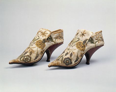 a man's pointy-toed French court shoes from the 17th century 18th Century Shoes, Istoria Modei, Century Shoes, French Shoes, 17th Century Fashion, Historical Shoes, 18th Century Fashion, Old Shoes, Century Clothing