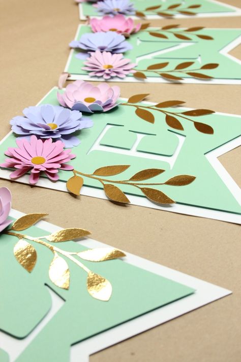 Pastellfarbene Girlande mit zarten Blüten und goldenen Blättern. Cricut Banners Ideas, Diy Banner Ideas Paper, Cricut Birthday Decor, Boards Decoration Ideas, Birthday Banners Diy, Paper Banners Ideas Diy, Cricut Banner Ideas, Cricut Party Decor, Paper Birthday Decorations