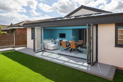 If you're looking to extend your ground-floor, here's what a budget of £30,000 could get you. Ground Floor Extension Ideas, Single Storey Rear Extension, Bungalow Extensions, Flat Roof Extension, Modern Bungalow Exterior, Single Storey Extension, Home Extension, Bungalow Kitchen, Bungalow Renovation