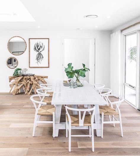 Australian Hamptons Style, Minimal Dining Room, Hamptons Style Living Room, Hamptons Dining Table, Hamptons Style Decor, Hamptons Style Homes, Hamptons Style Home, Dining Room Console, White Furniture Living Room