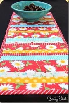 Table Runner Tutorial, Summer Table Runner, Table Topper Patterns, Easter Table Runners, Table Runner Diy, Quilted Table Runners Patterns, Table Quilts, Crochet Table, Quilted Table Toppers