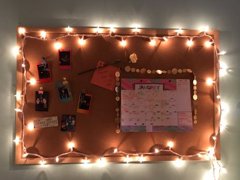 Pin Board With Lights, Cork Board Frame Ideas, Photo Bulletin Board Ideas Bedroom, Christmas Cork Board Ideas, Decorated Cork Board Ideas, Cork Board Painting Ideas, Cork Board Ideas Aesthetic, How To Decorate A Cork Board, Cork Board Design Ideas