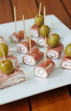 Sandwich Horderves, Appetizers On A Stick, Salami Cream Cheese, Cream Cheese Bites, Fresh Appetizers, Football Party Foods, Holiday Appetizers Easy, Cheese Roll, Sausage Balls