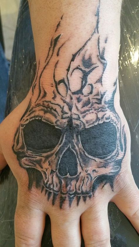 Be individual and creative with the 50+ hand tattoos we've collected. Don't waste your time on additional research, we've done it for you. Skull Finger Tattoos, Alex Tattoo, Hand Tattoos For Men, Finger Tattoos For Couples, Lion Art Tattoo, Zombie Tattoos, Skull Hand Tattoo, Cool Tattoo Drawings, Crown Tattoo Design