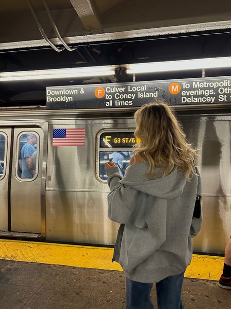 Nyc Aesthetic Brooklyn, Downtown Brooklyn Aesthetic, Ny Girl Aesthetic, Subway Pics Aesthetic, Brooklyn Girl Aesthetic, Brooklyn Nyc Aesthetic, Brooklyn Ny Aesthetic, Aesthetic Nyc Pics, New York Subway Aesthetic