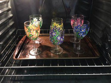 Wine Glass Crafts Diy, Hand Painted Wine Glasses Diy, Diy Jars, Diy Wine Glasses Painted, Jars Ideas, Wine Glass Designs, Diy Wine Glasses, Decorated Wine Glasses, Glass Painting Designs