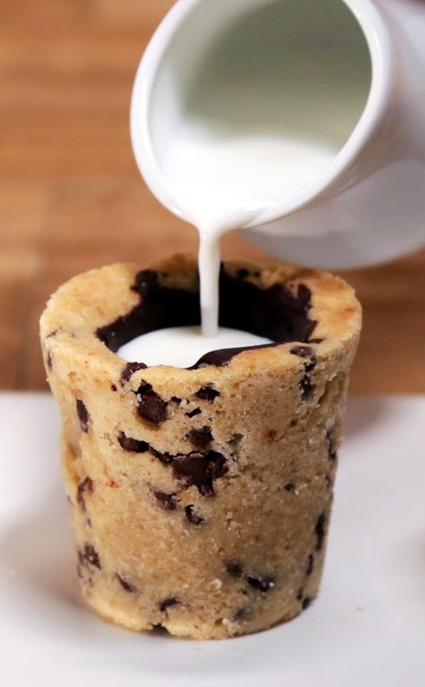 Milk-and-Cookie Shots: Bottoms up! The cookie shot is made with a chocolate-chip-cookie cup filled with vanilla milk. Chocolate Chip Cookie Cups, Cookie Shots, S'mores, Good Eat, Milk Cookies, Kuta, Chocolate Chip Cookie, Sweets Treats, Popsugar