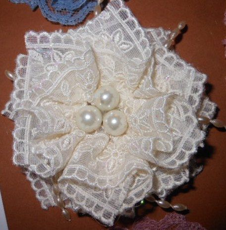 Shabby Chic Flower by jennings644 on Etsy Lace Flowers Tutorial, Manualidades Shabby Chic, Shabby Chic Flowers, Material Flowers, Lace Diy, Lace Crafts, Fabric Flower Tutorial, Shabby Flowers, Shabby Chic Crafts