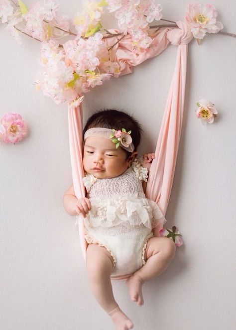 Newborn Photography Theme, Twin Baby Photos, Born Baby Photos, Diy Newborn Photography, Newborn Photography Tips, Baby Boy Newborn Photography, Foto Newborn, Family Photos With Baby, Monthly Baby Pictures