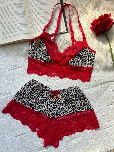 Short Doll de Renda Curto - Lingerie para dormir!  Nosso modelo da linha noite é todo fabricado em malha e renda, tecido leve e ideal para conforto. É composto pela parte de cima estilo cropped trançado na parte detrás e com alças reguláveis. A parte debaixo é um short curto, estilo caleçom.  ATENÇÃO: Modelagem pequena.    TABELA DE MEDIDAS:   M (34-36)  Busto: 80-85 Quadril: 88-93  G (38-40) Busto: 85-90 Quadril: 93-102  GG (42-44)  Busto: 90-102 Quadril: 102-113Pijama Feminino BabyDoll De Rend Pajama Set Women, Pajamas Women, Baby Doll, Pajama Set, Baby Dolls, Pajamas, Lingerie