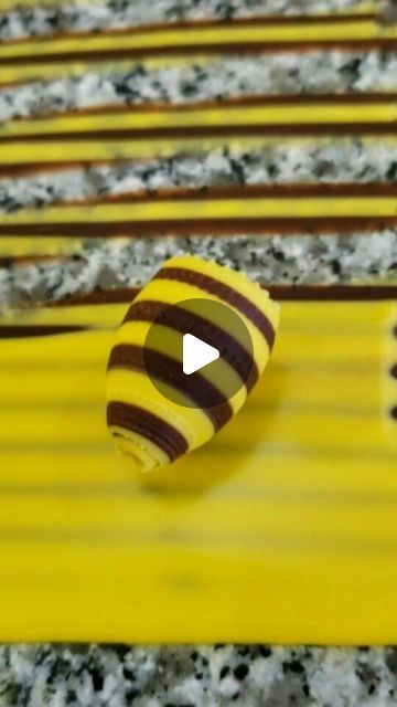 Colored Chocolate, Pieces Cake, Chocolate Showpiece, Decoration Pieces, Bee Cakes, Chocolate Spread, Honey Cake, Chocolate Design, Cake Decorating Videos